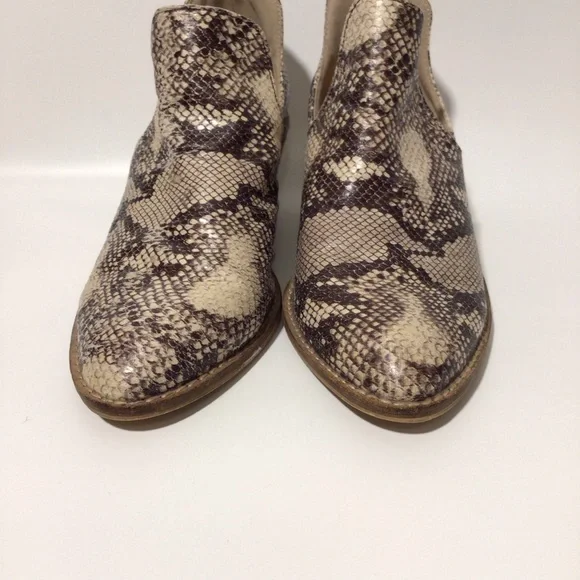 Beast Fashion Booties Ankle Boots with Side Cut Out and Stacked Heel Size 6 - Picture 4 of 8